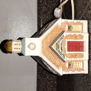 1993 Christmas village decor/Thomas Kinkade collection /Town Hall lights up work